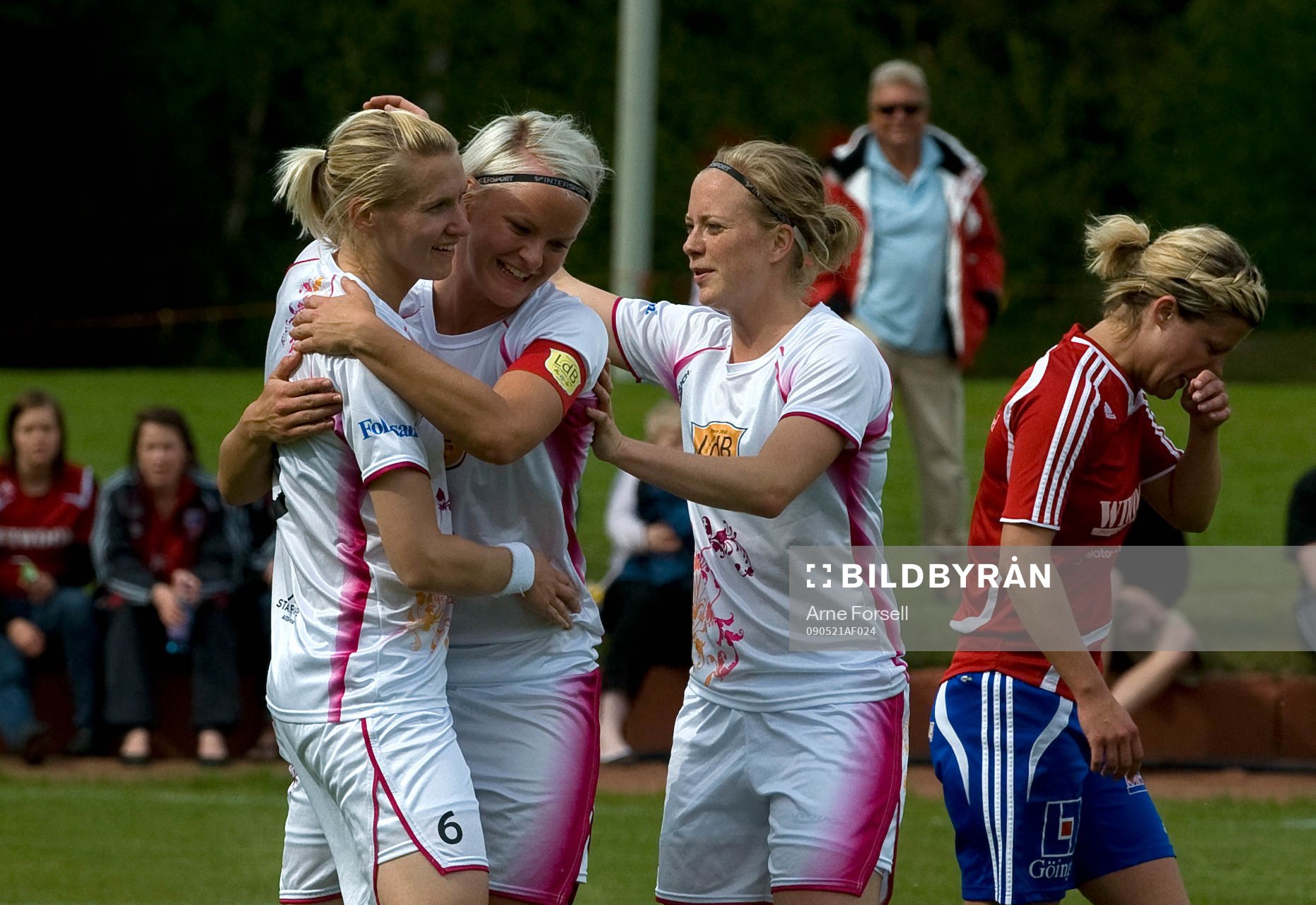Maria Aronsson, Nilla Fischer och Dora Stefansdottir, jubel