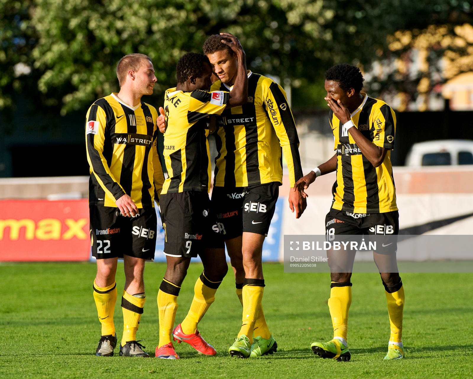 Mathias Ranégie,  gör 2 mål i matchen. Jubel