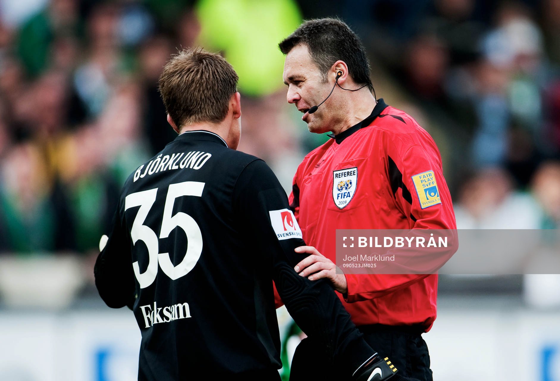 Martin Ingvarsson, domare, lugnar ner Kristoffer