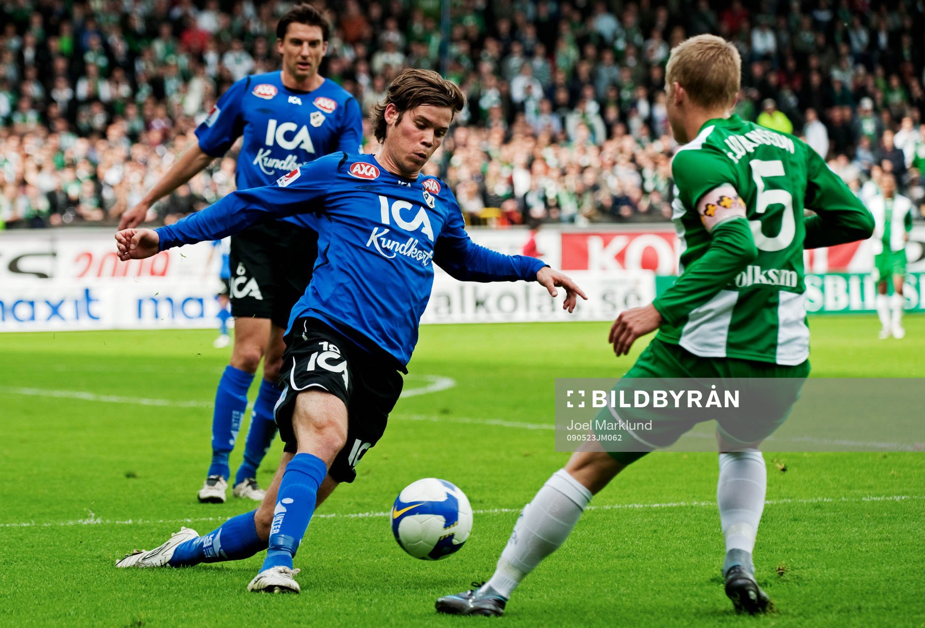 Emil Salomonsson, Halmstad, rensar undan bollen