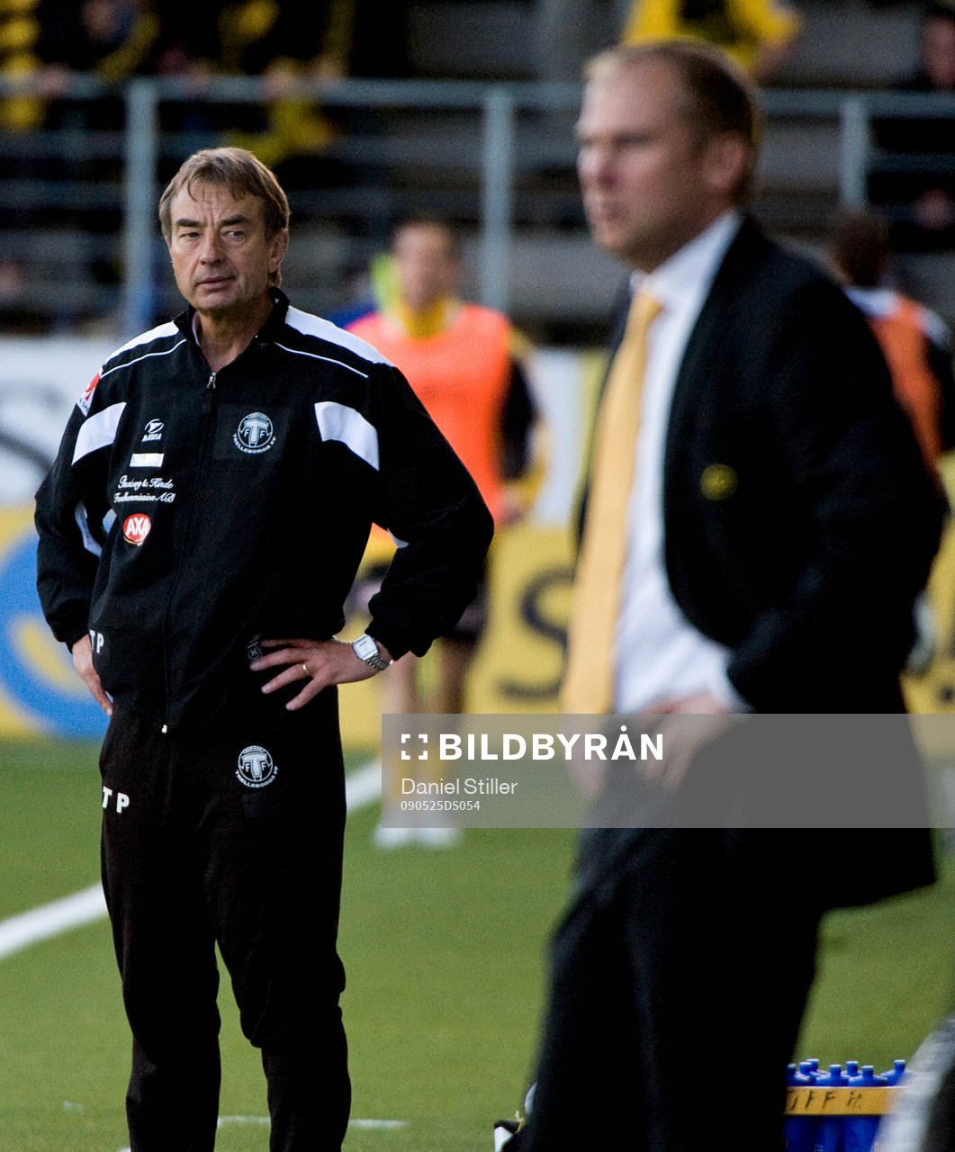 Tom Prahl, tränare Trelleborg, kollar in Magnus Haglund,