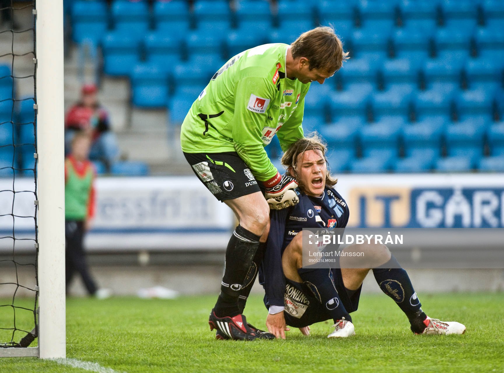 Bengt Andersson, målvakt hjälper Danny Ervik, Örgryte,