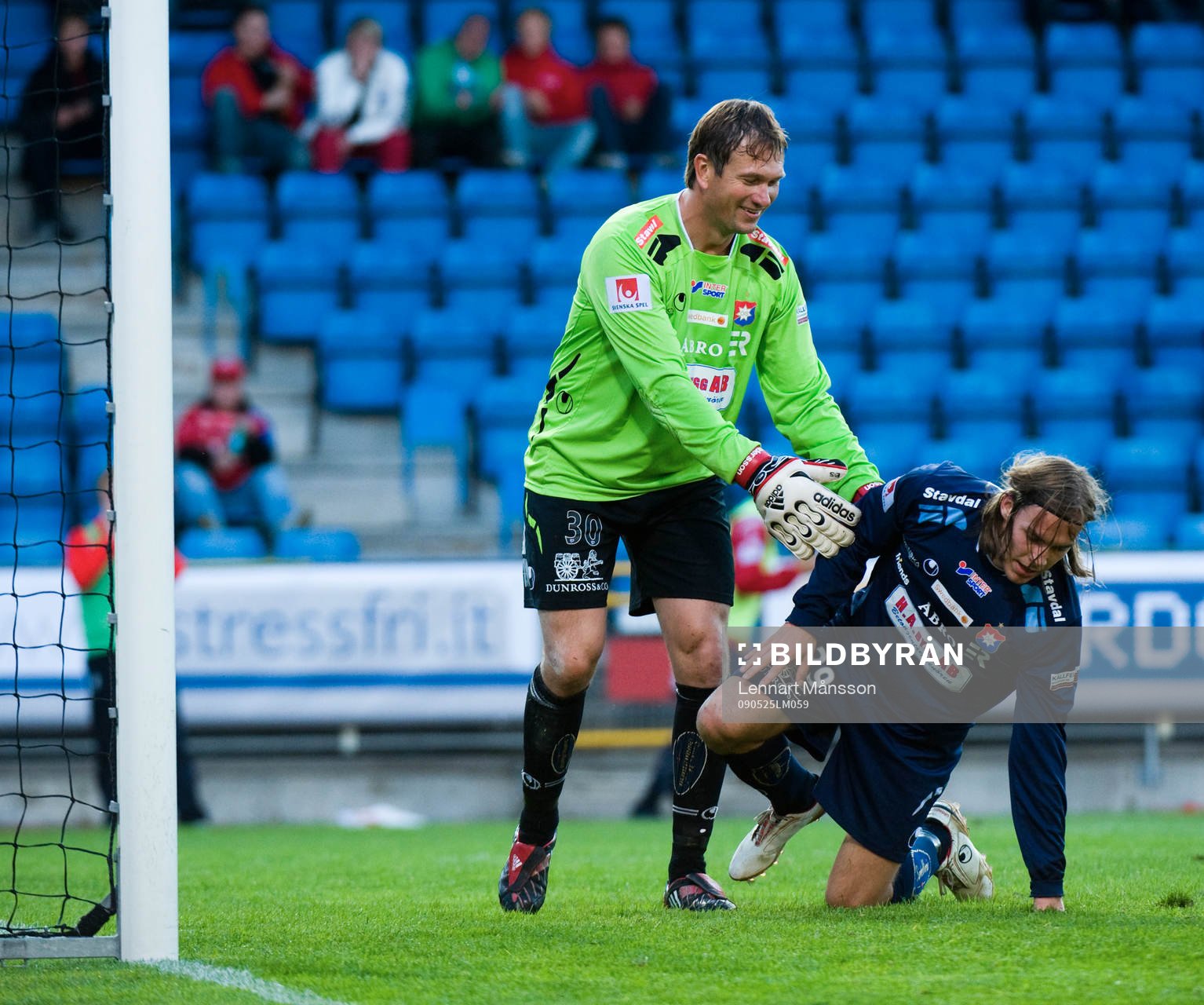 Danny Ervik har räddar Henrik Larsson skott på mållinjen