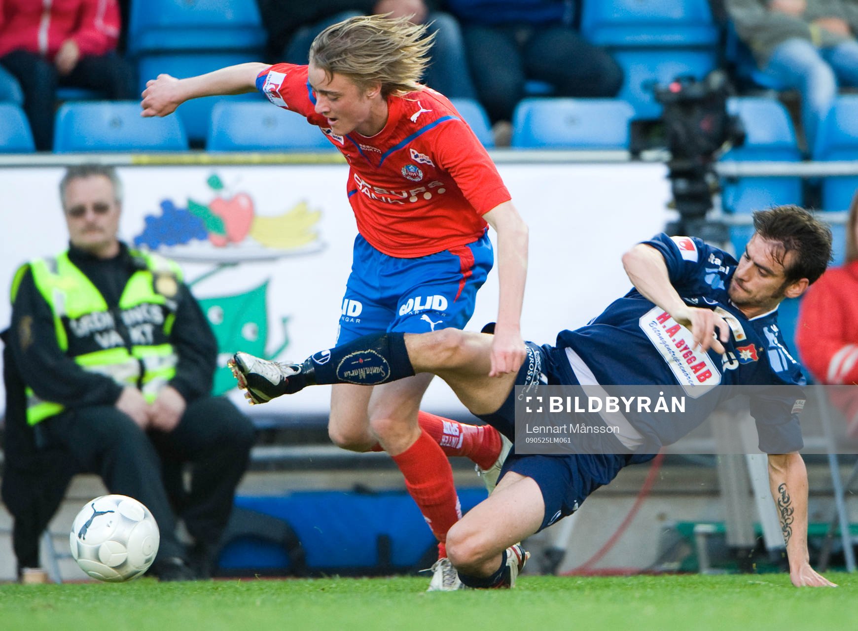 Rasmus Jönsson stoppas av Björn Anklev