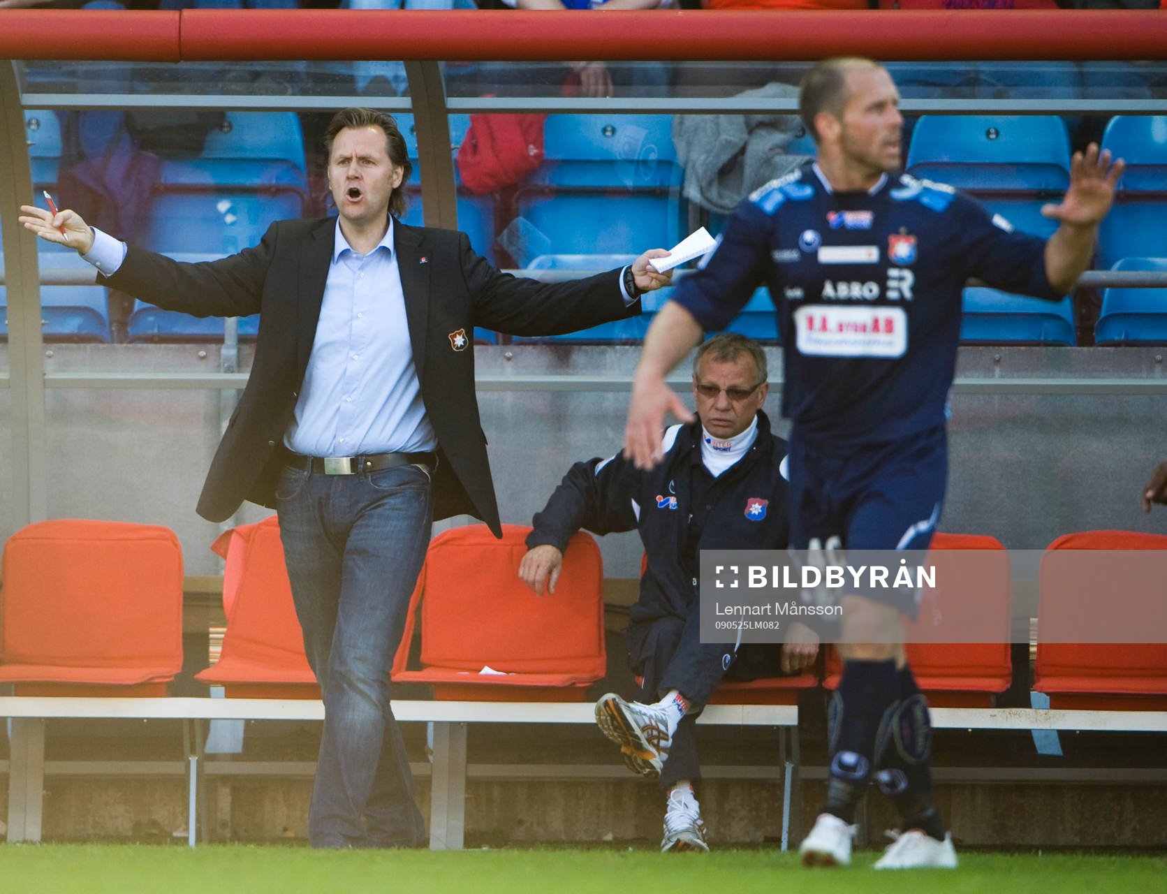 Janne Carlsson, tränare, Örgryte, uppgiven och t.h.