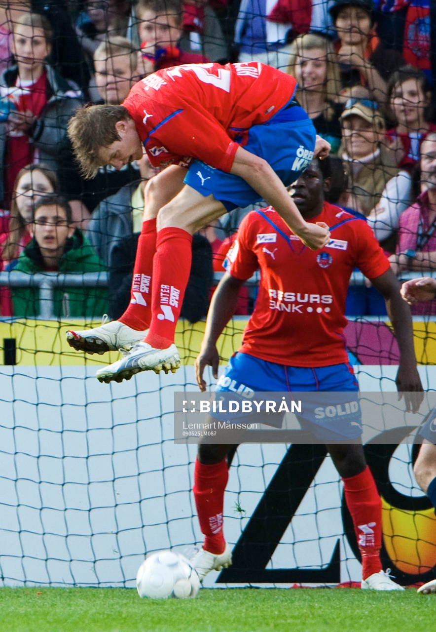 Marcus Nilsson hoppar högt och nickar bollen rakt ner i