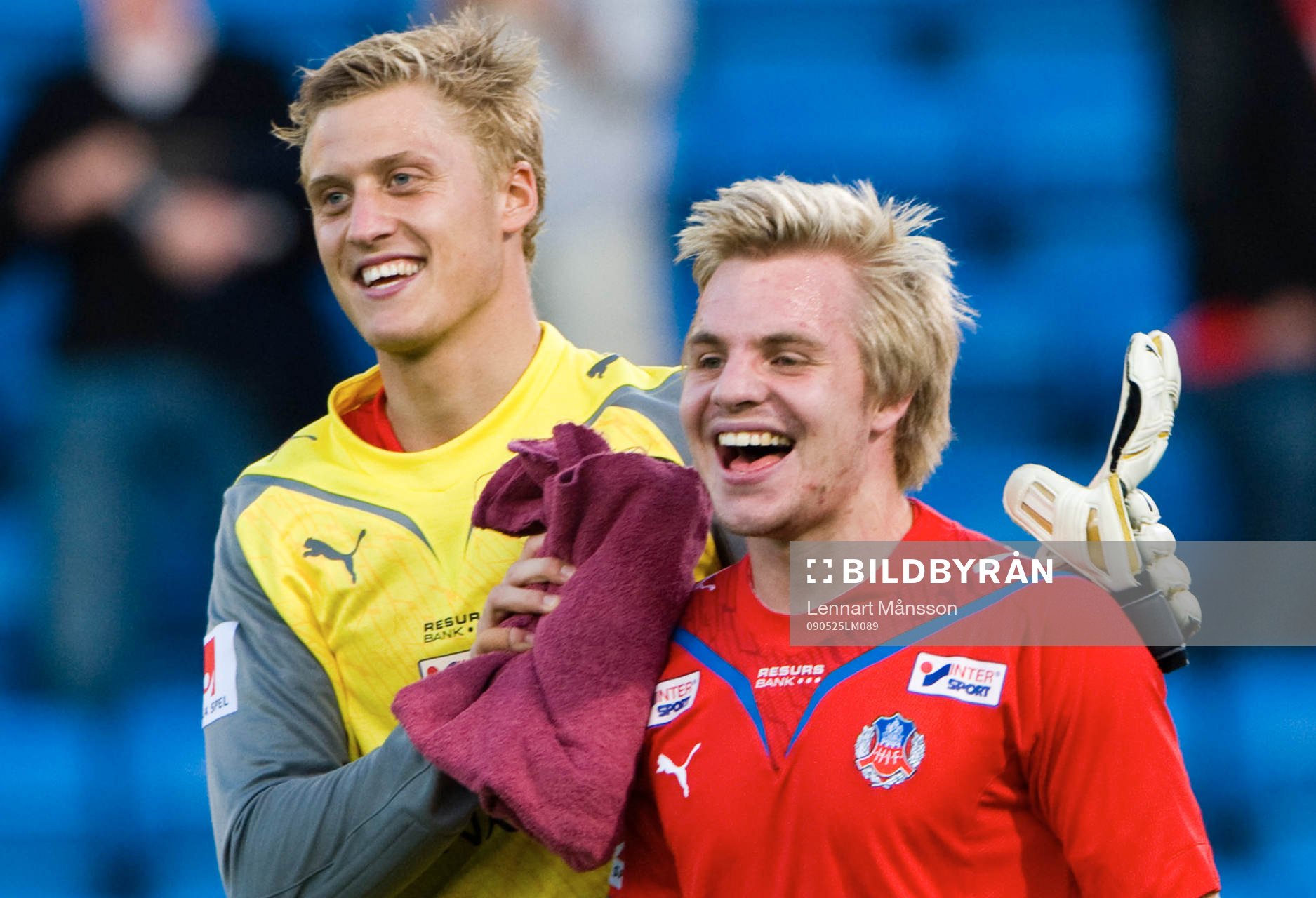 Mathias Unkari, inhoppare som gjorde 3-1, grattas av Pär