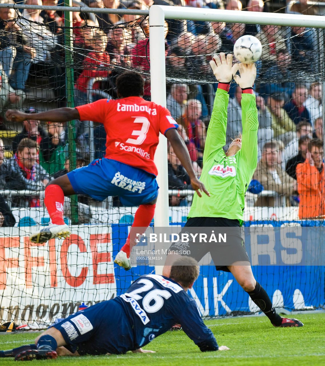 Adama Tambura passerar Dennis Jonsson, men Bengt Andersson,