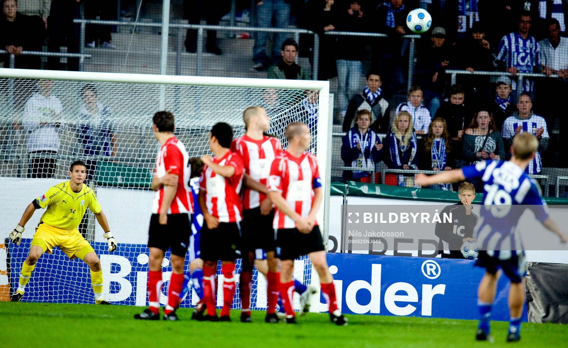 Pontus Wernbloom, IFK Göteborg, skjuter en frispark som