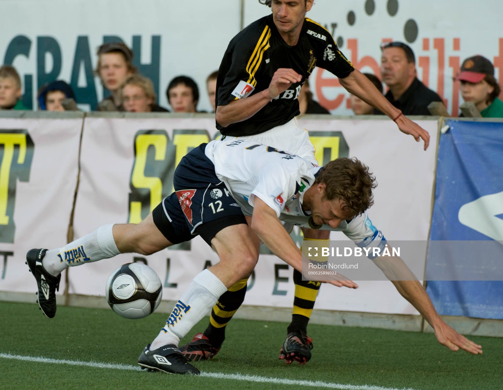 Daniel Bernhardsson, Gefle trycker ut bollen framför Ivan