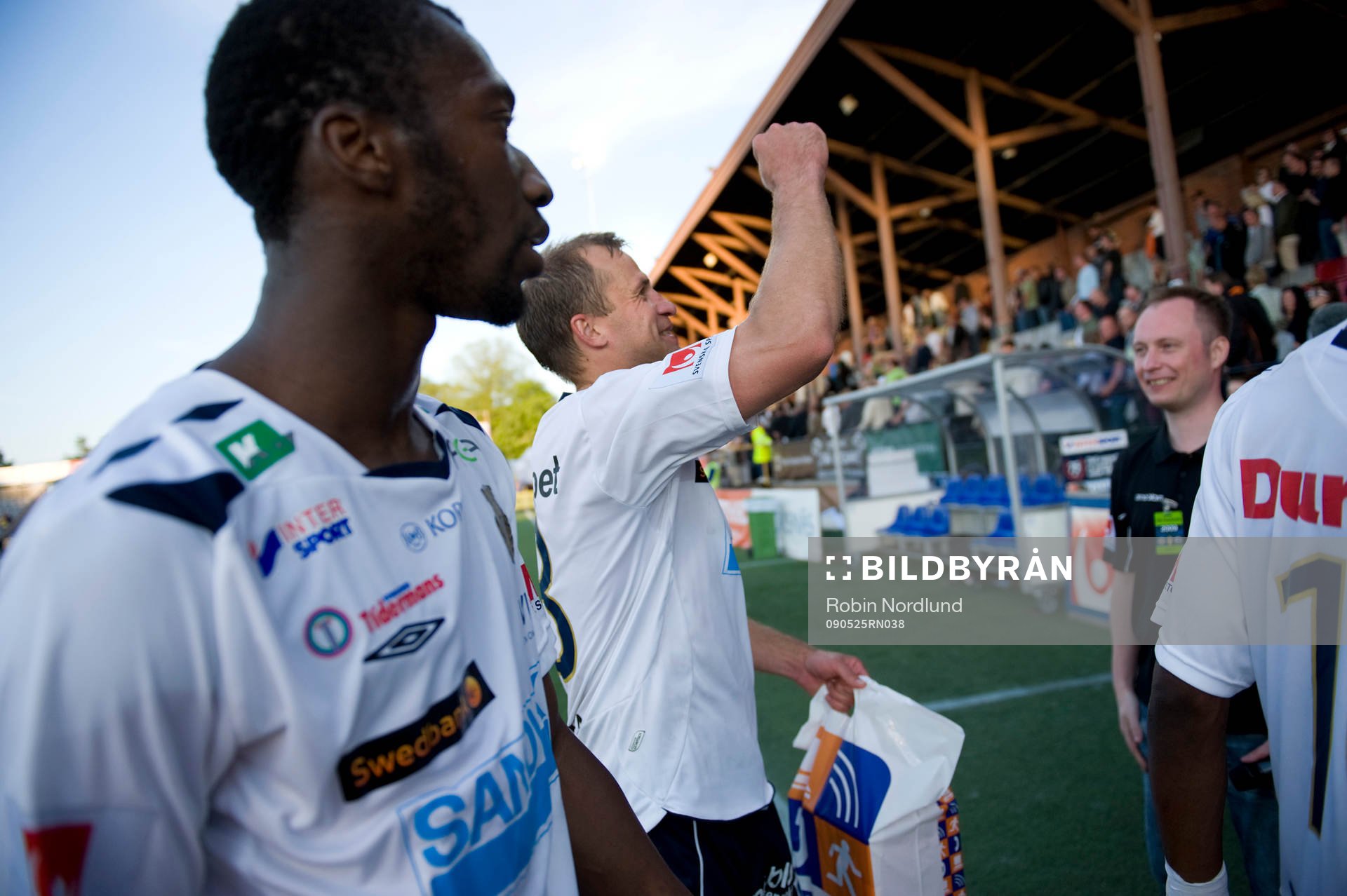 Hans Berggren,  jubel till supportrarna