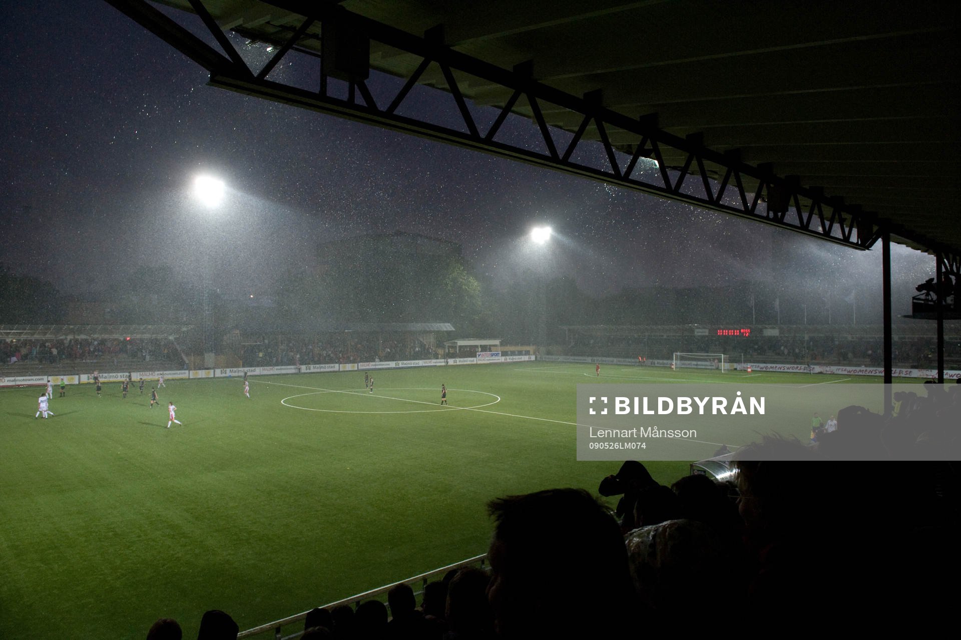 Ett häftigt regn drog över Malmö i slutet av matchen