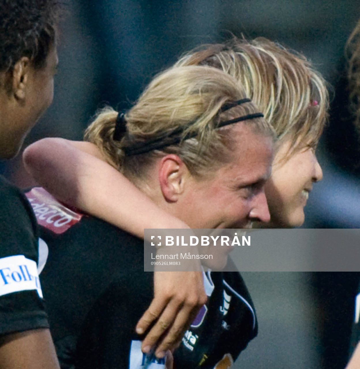 1-2, Karolina Westberg, som grattas av Mami Yamaguchi. Jubel