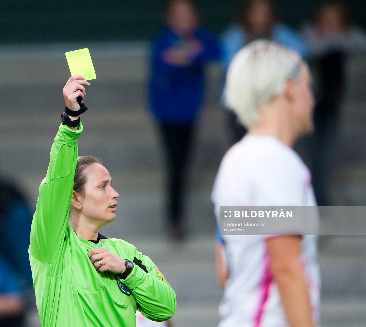 Linda Johannesson, domare, varnar Nilla Fischer. Gult kort,