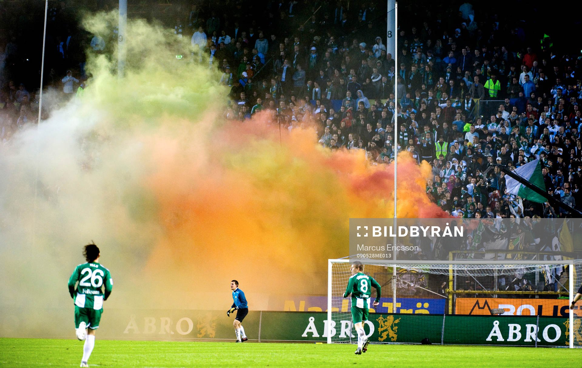 Hammarbyfansen tänder bengaler. Bengalisk eld, tifo,