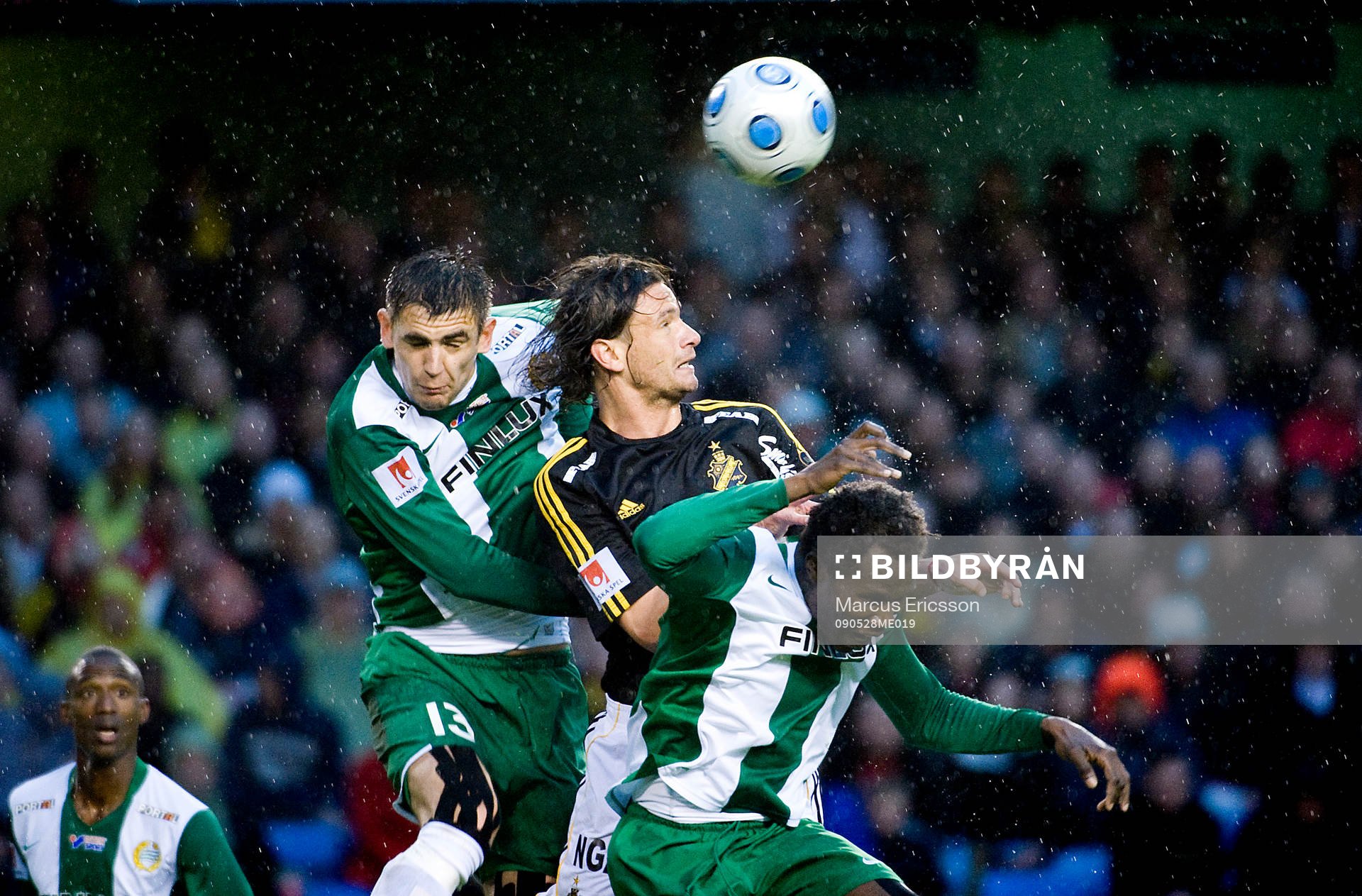 Iván Obolo, AIK mellan Igor Armas och Monday James,
