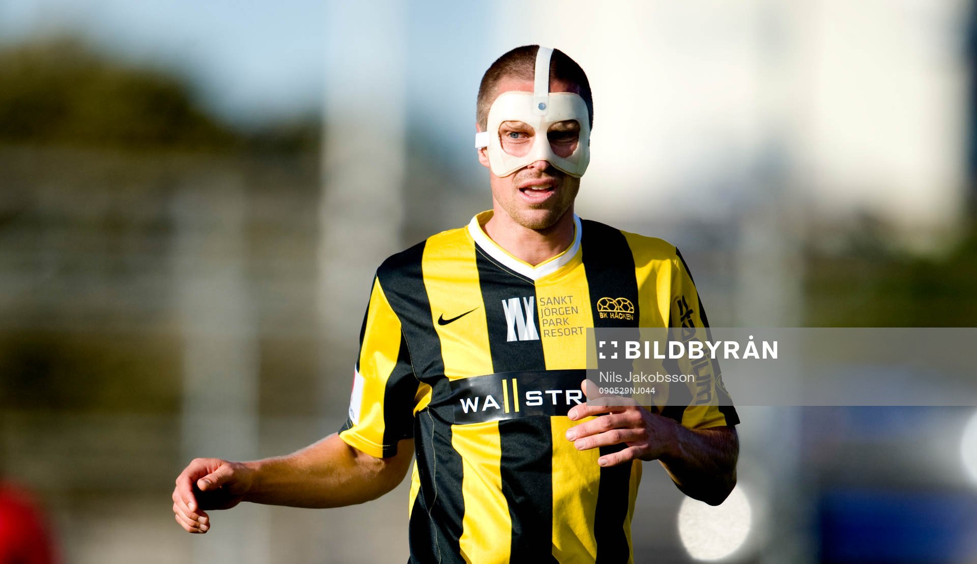 Mattias Östberg,  med en mask, näsben