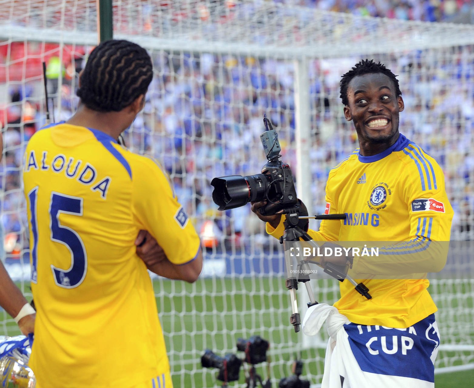   Michael Essien, Chelsea, firar segern, glädje, jubel.
