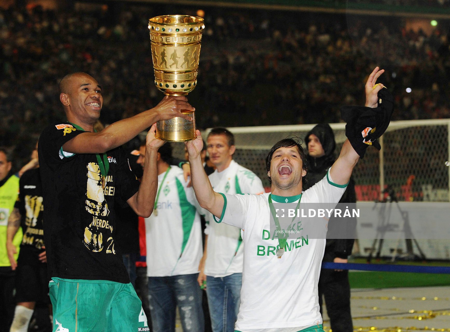  Naldo och Diego, Werder Bremen, med pokal, glädje, jubel.