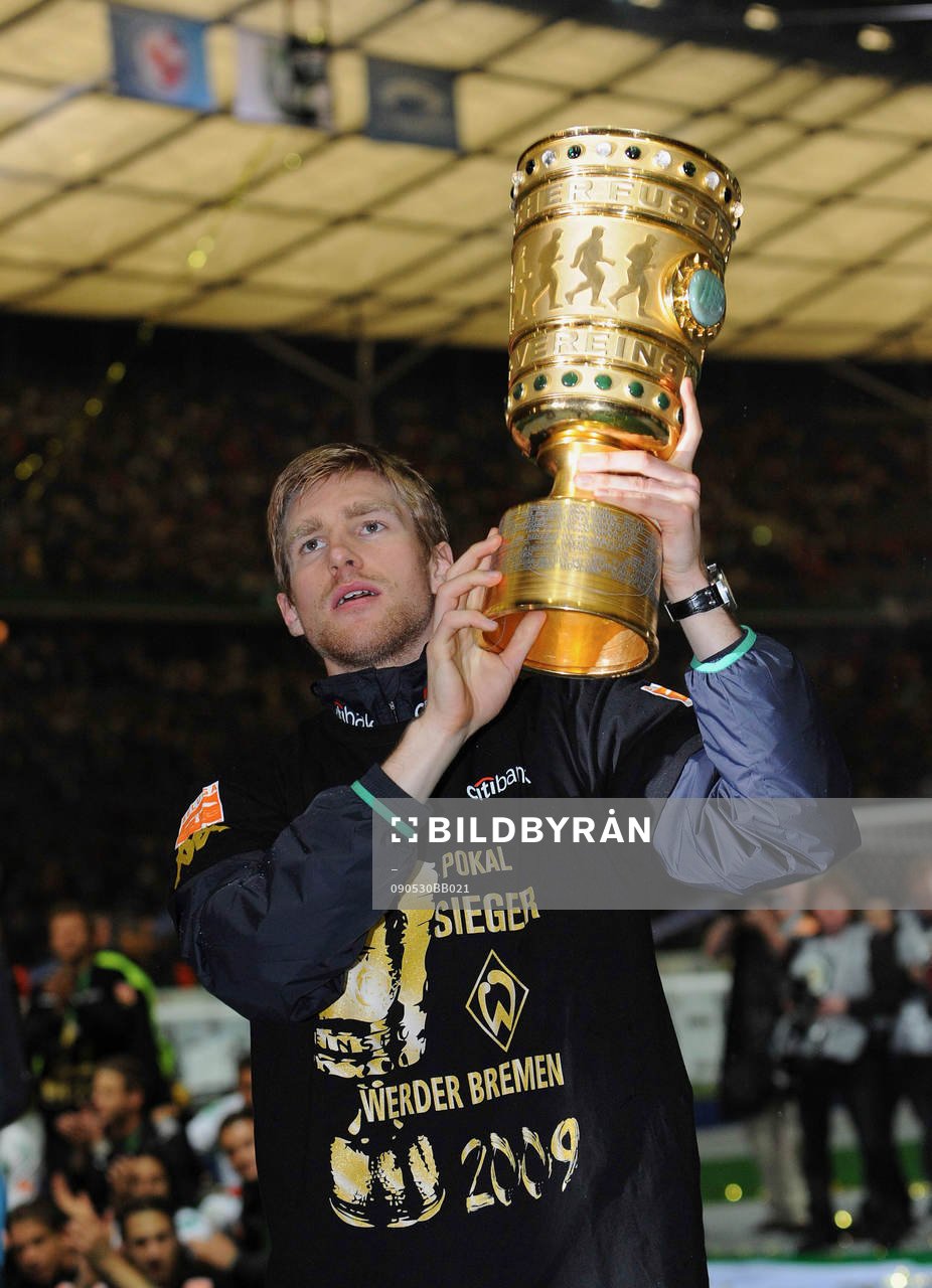  Per Mertesacker, Werder Bremen, med pokal.