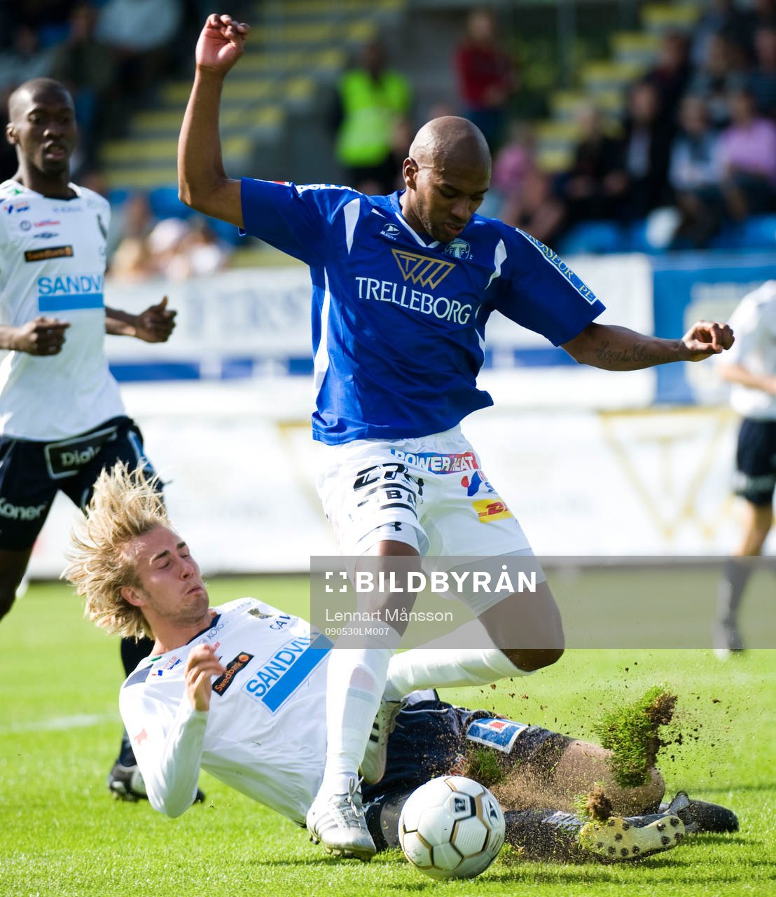 Matchhjälten Paulino Lopes Tavares glider förbi Daniel