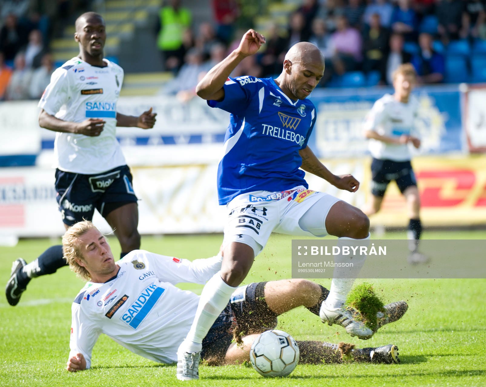 Matchhjälten Paulino Lopes Tavares glider förbi Daniel
