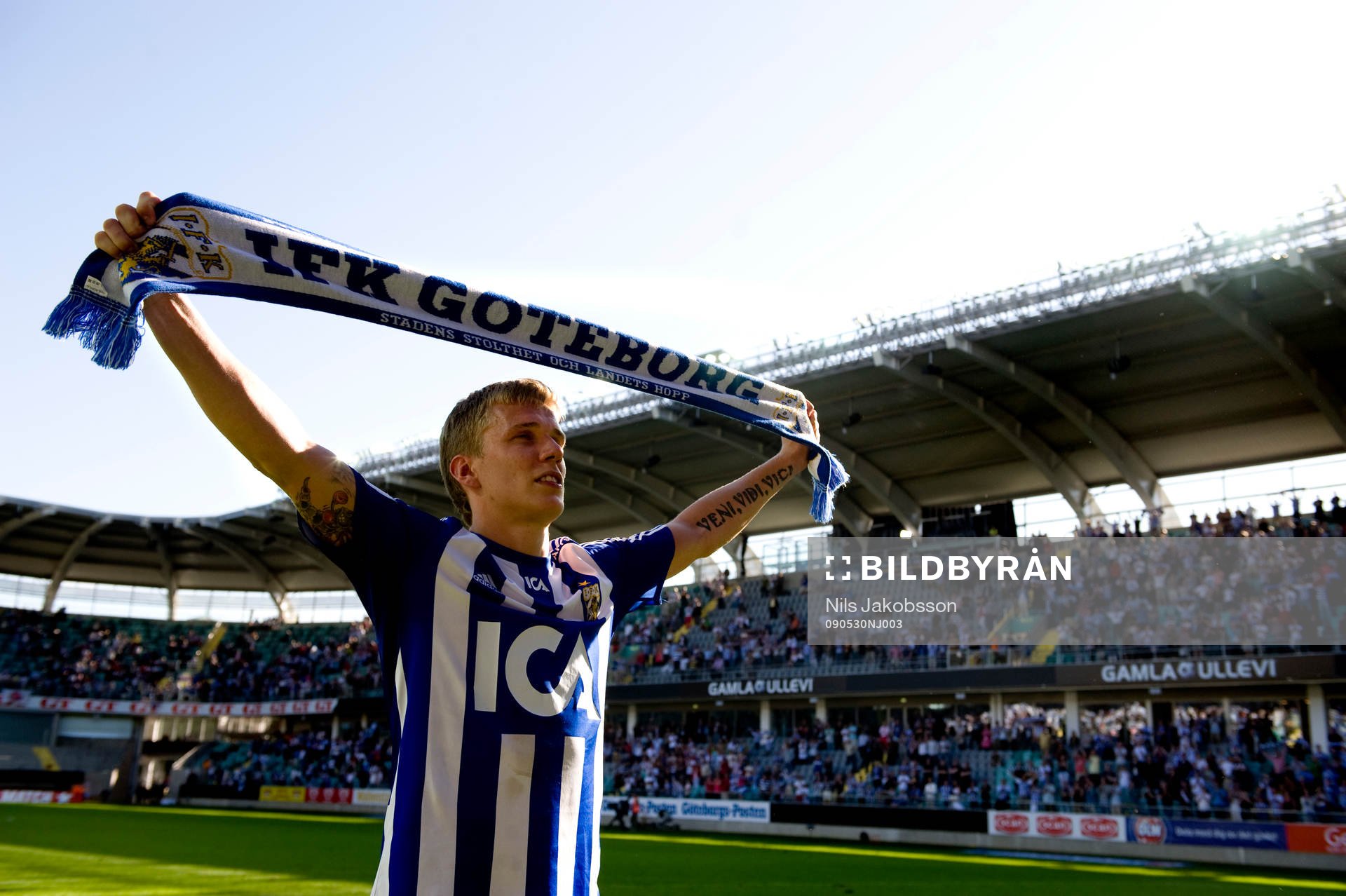 Pontus Wernbloom, håller en halsduk
