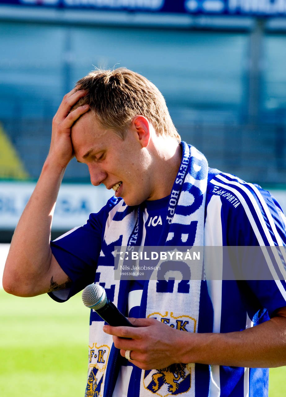 Pontus Wernbloom, håller tal i en mikrofon