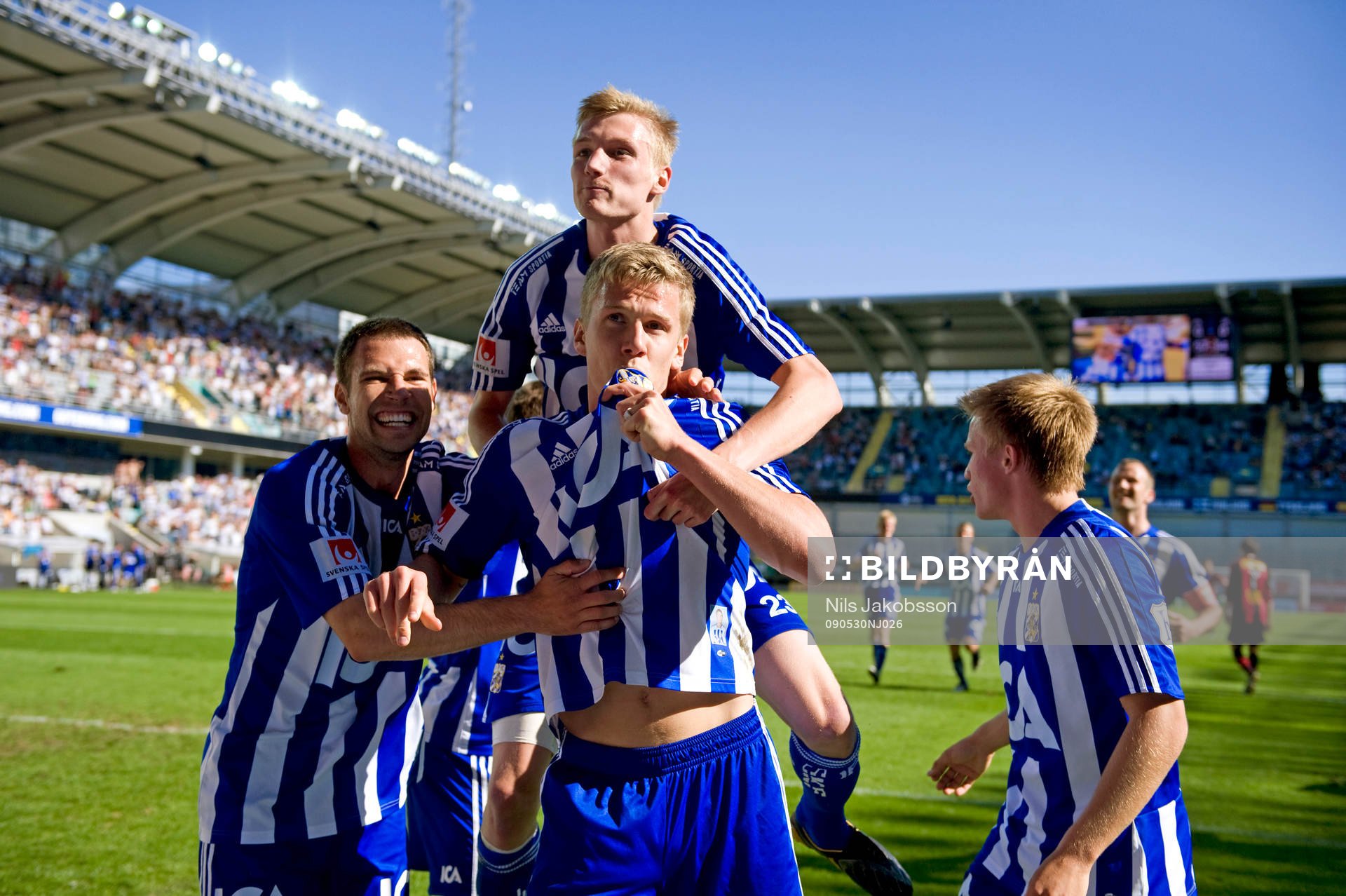 Pontus Wernbloom,  jubel, kysser klubbmärket i sin sista