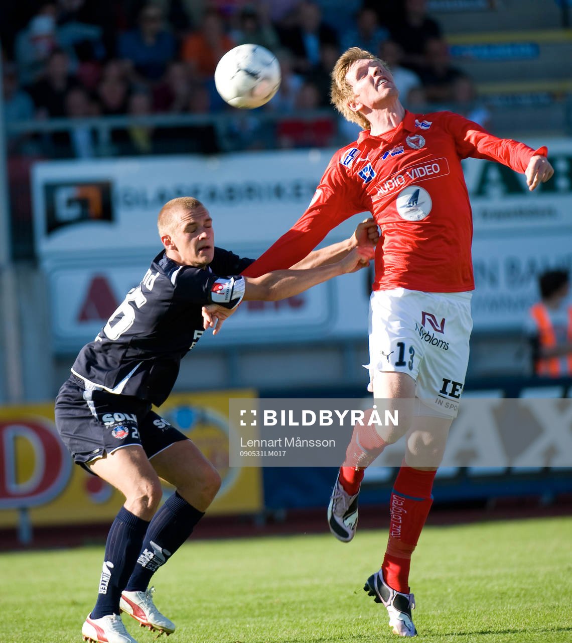 Joel Ekstrand knuffar undan David Elm
