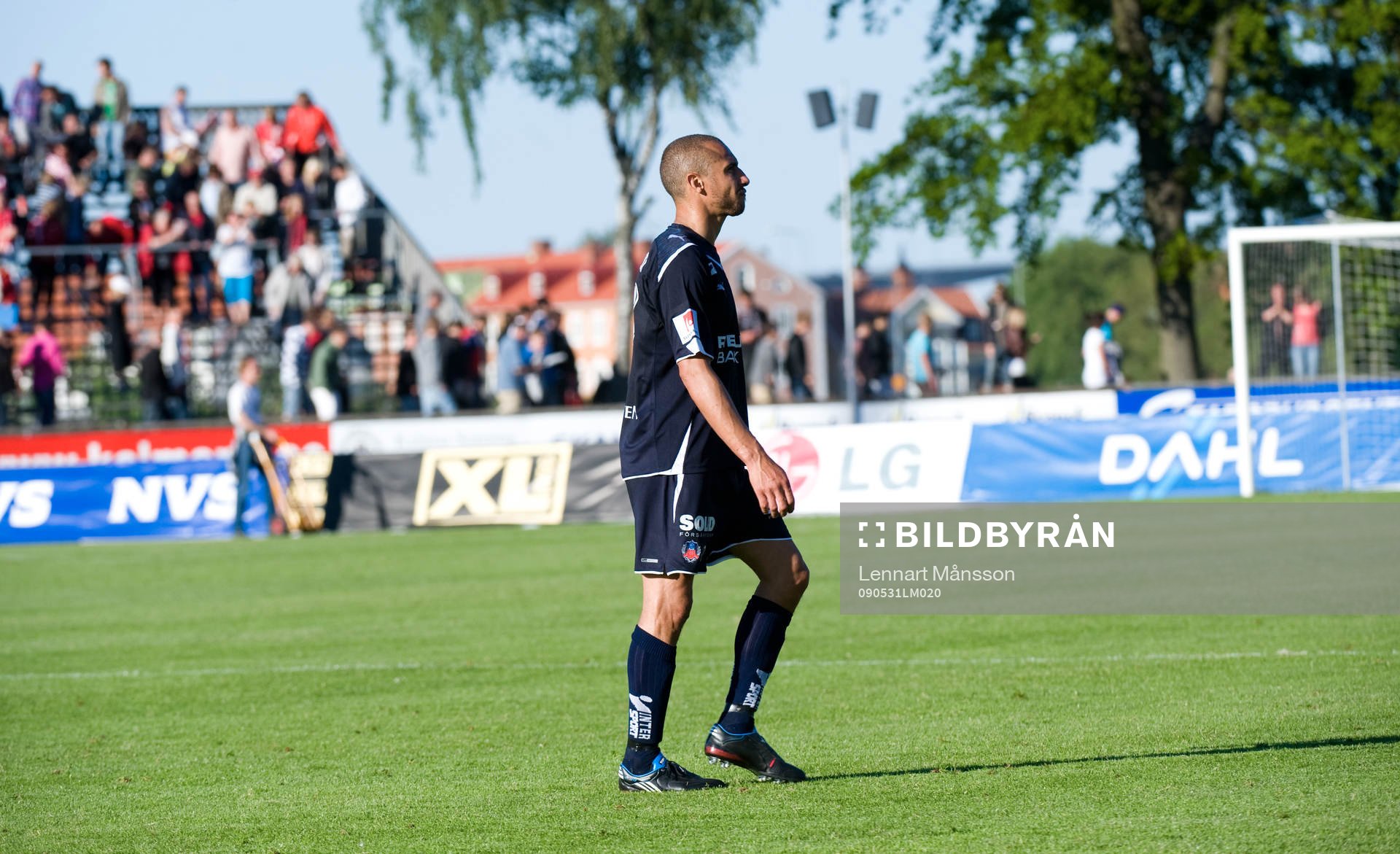 Henrik Larsson lämnar plan