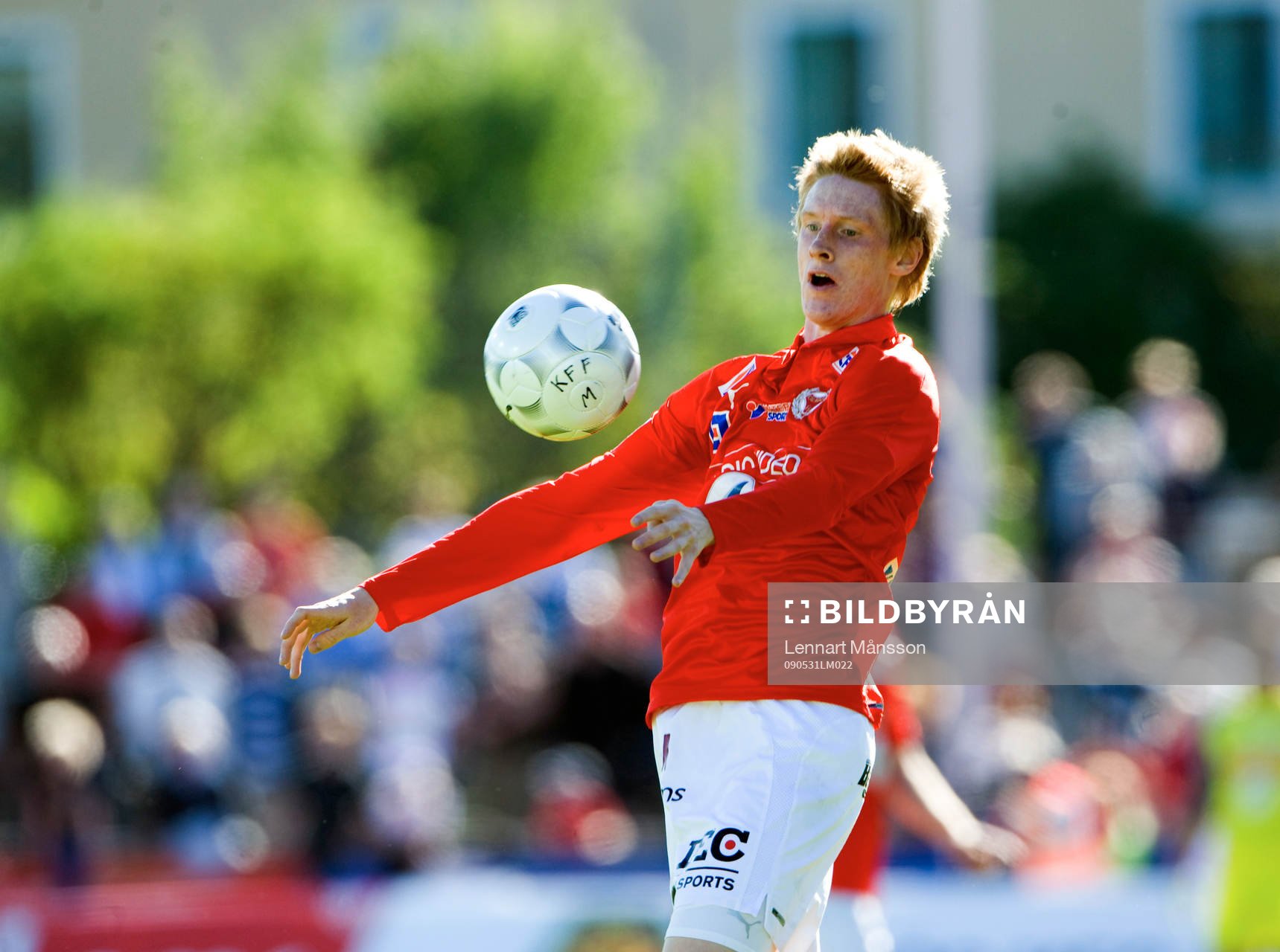 Rasmus Elm, Kalmar, tar ner bollen på bröstet