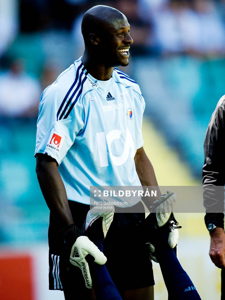 Pa Dembo Touray, målvakt, Djurgården håller i ett par