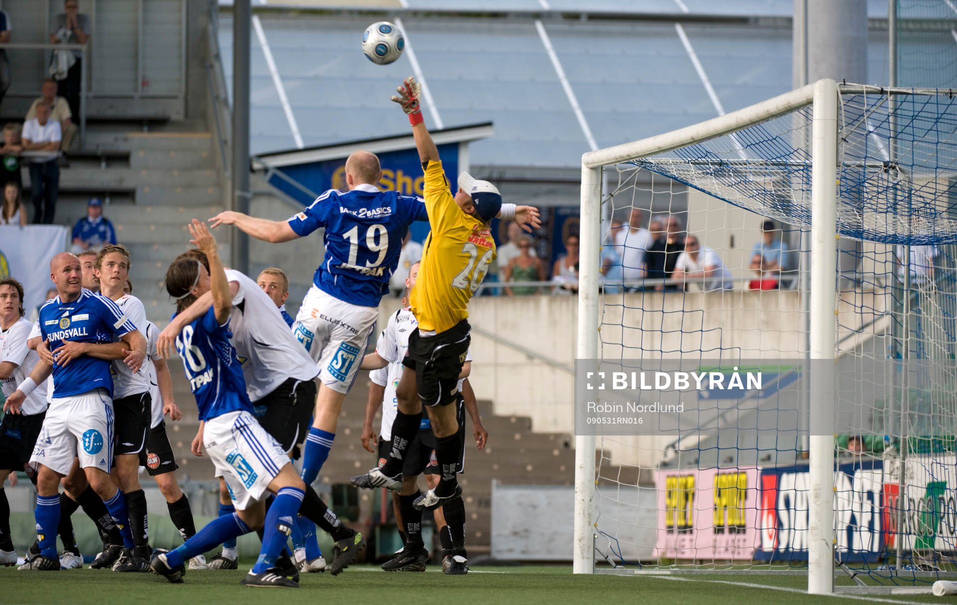 Erik Dahlin, målvakt Trollhättan mot Hannes Sigurdsson,