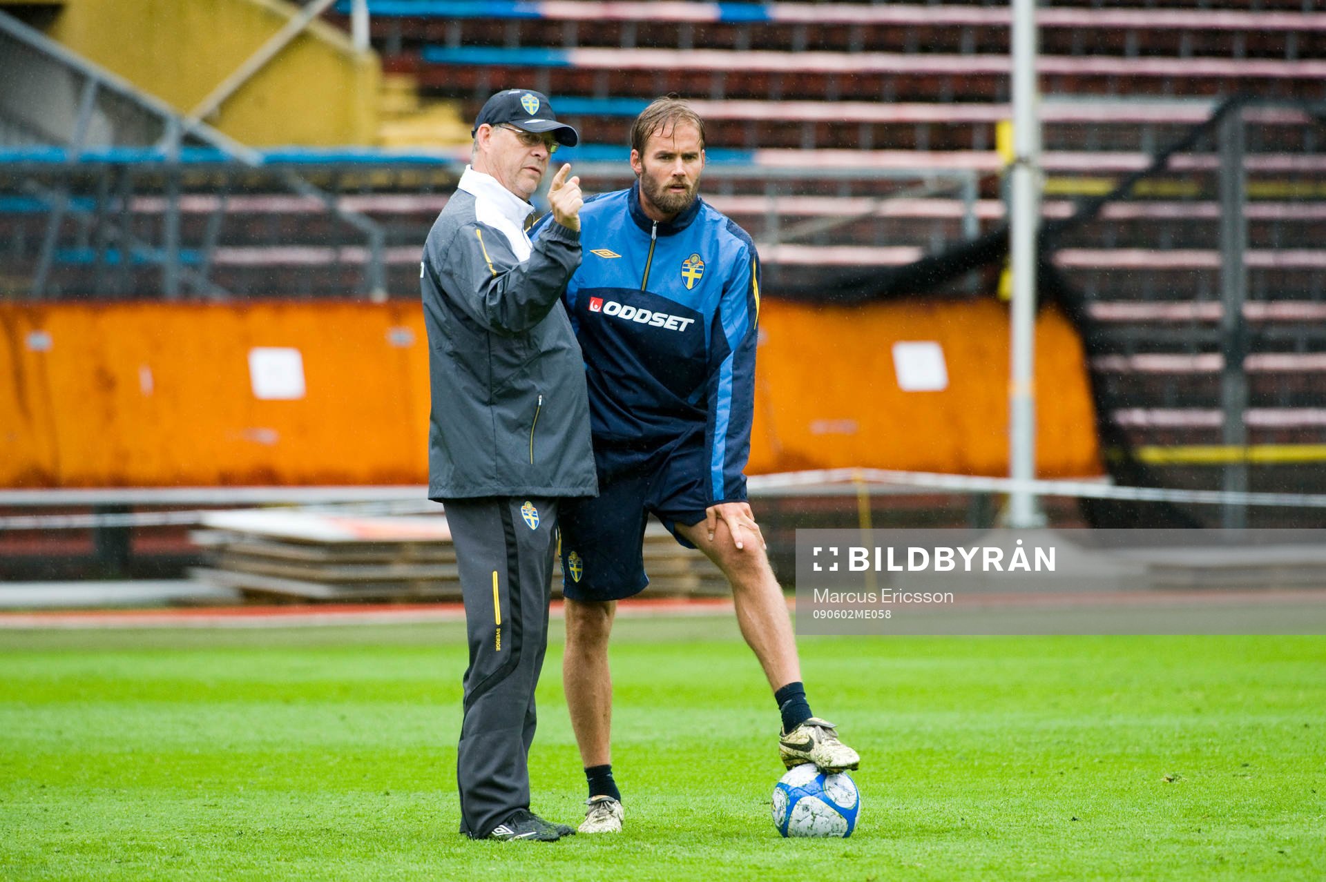  Lars Lagerbäck, förbundskapten snackar lite taktik med Olof Mellberg