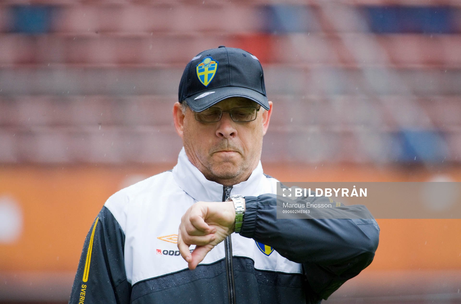 Lars Lagerbäck, förbundskapten kollar klockan