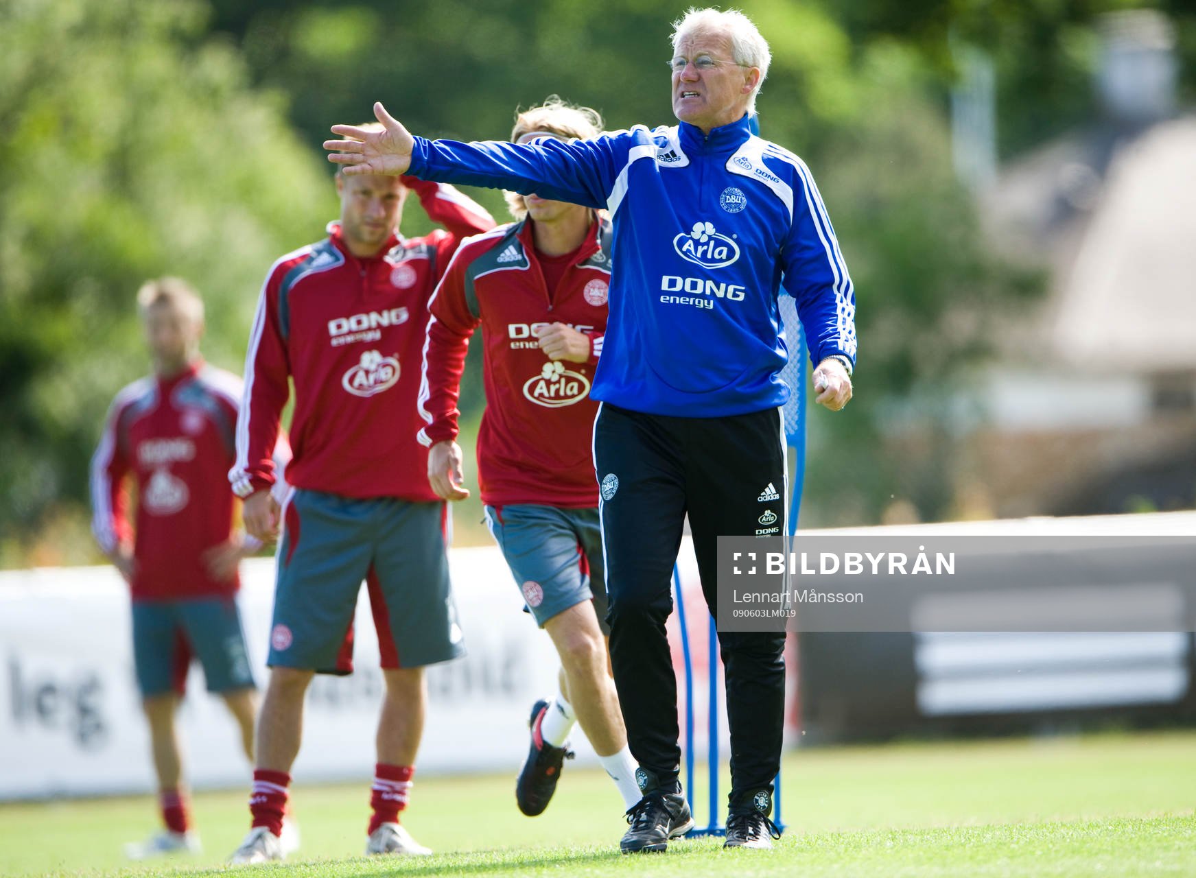 Morten Olsen, förbundskapten, visar drängarna vägen till