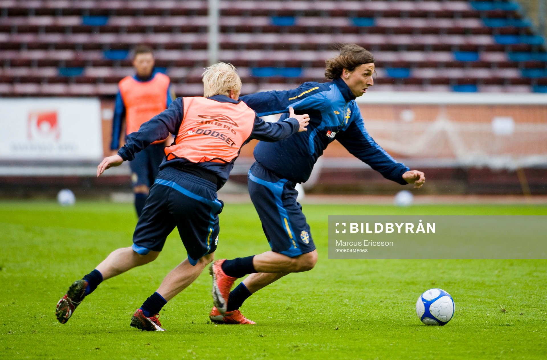 Zlatan Ibrahimovic rycker ifrån Petter Hansson