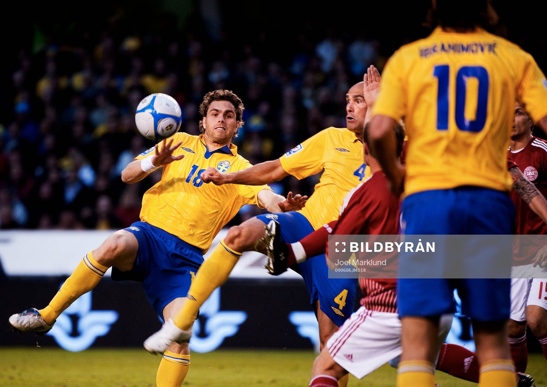 Johan Elmander och Daniel Majstorovic, Sverige, går båda