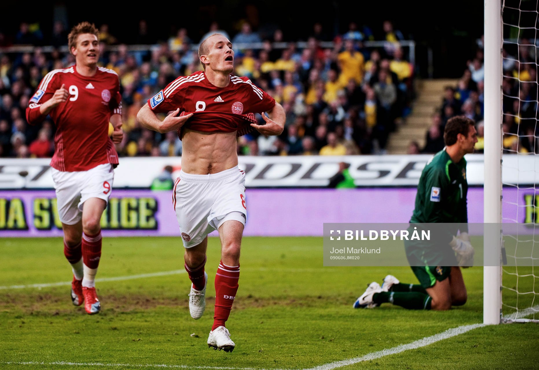  Thomas Kahlenberg, Danmark, jubel efter att ha gjort 0-1.