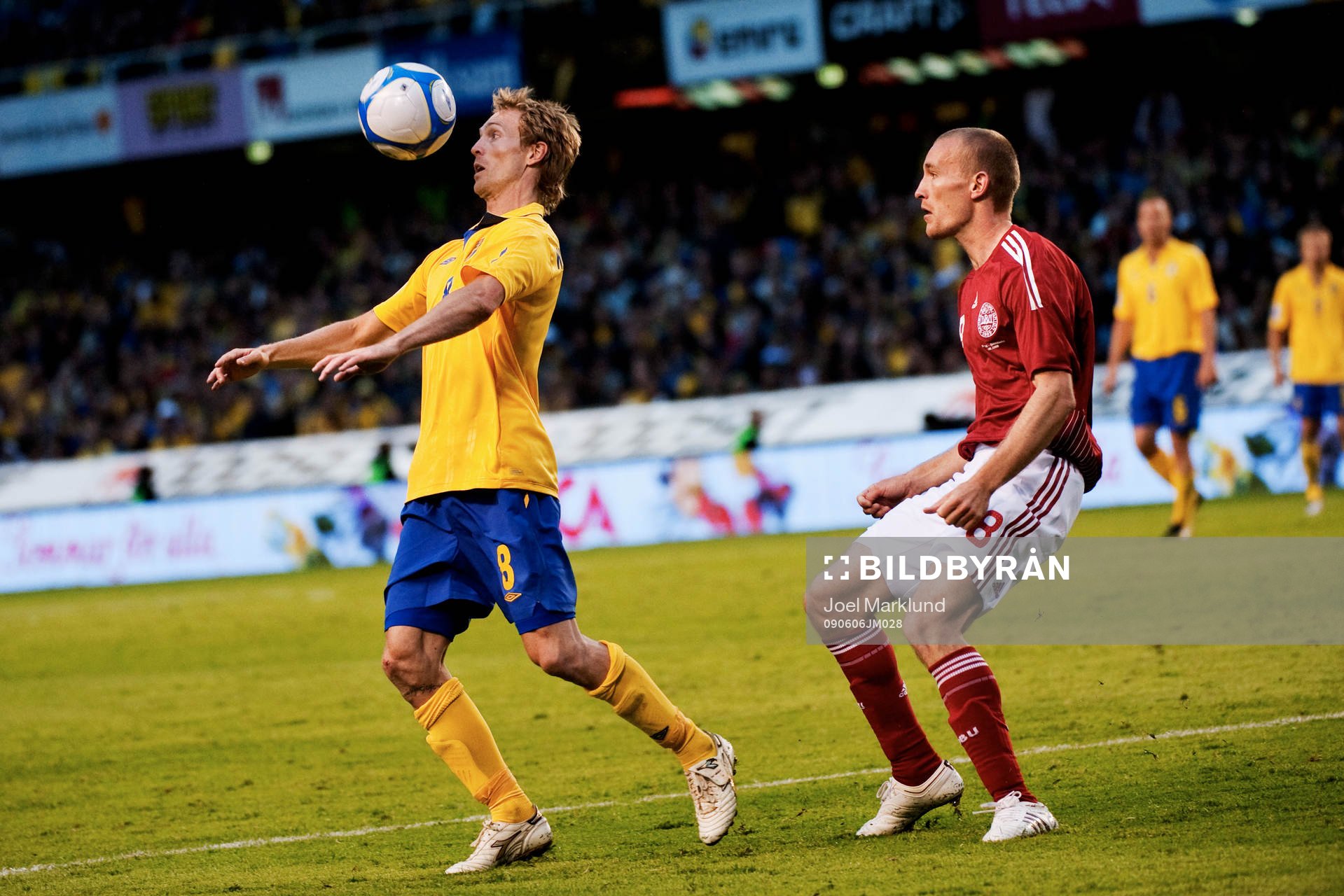 Christian Wilhelmsson, Sverige, får tag på bollen före
