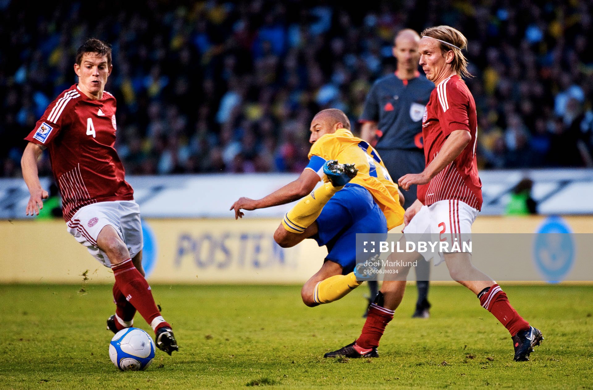 Daniel Agger och Christian Poulsen, Danmark, stoppar Henrik
