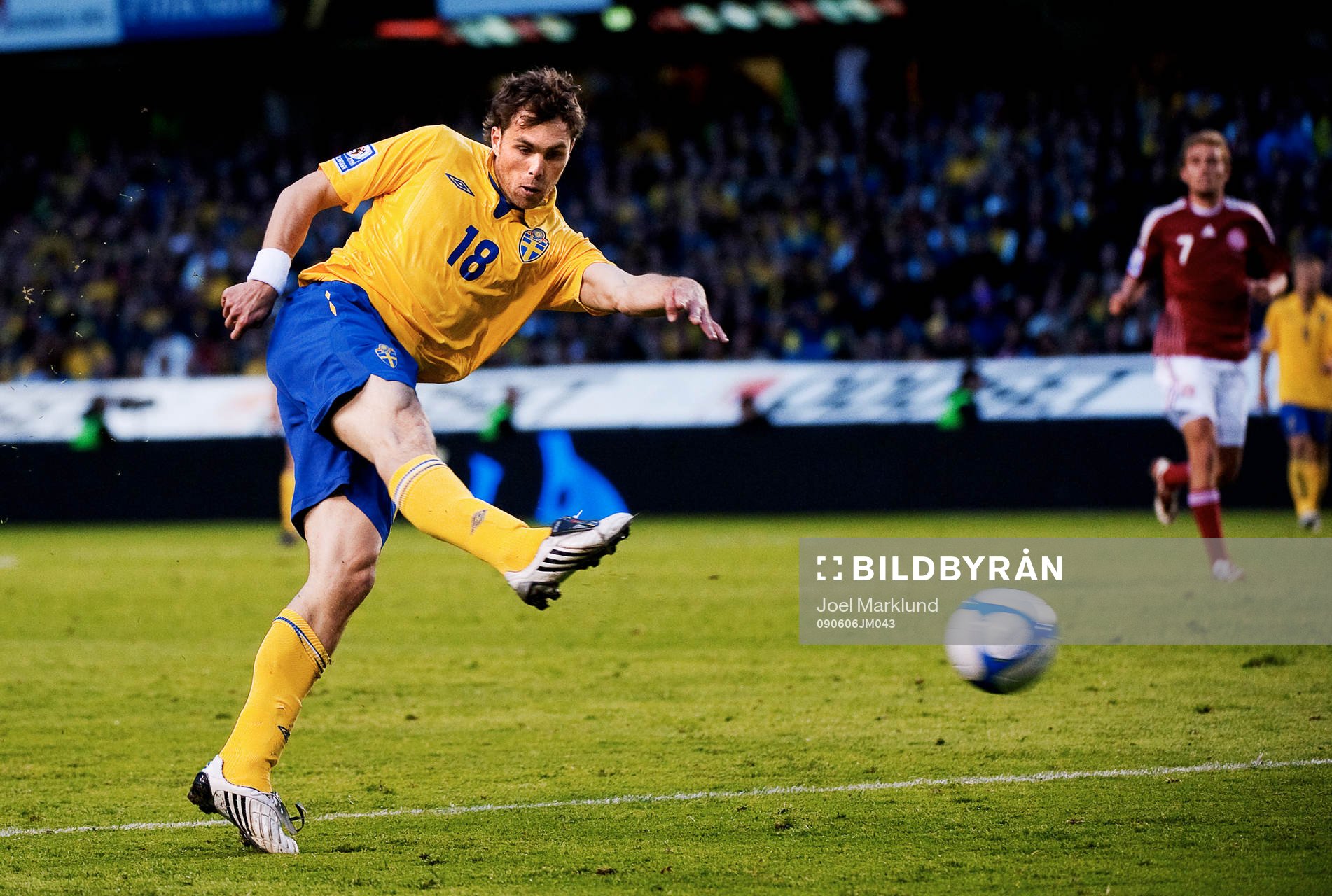  Johan Elmander, Sverige, skjuter mot mål.