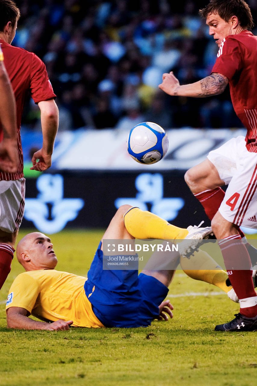  Daniel Majstorovic, Sverige, klarar inte av att hålla bollen i kontroll framför Daniel Agger, Danmark.