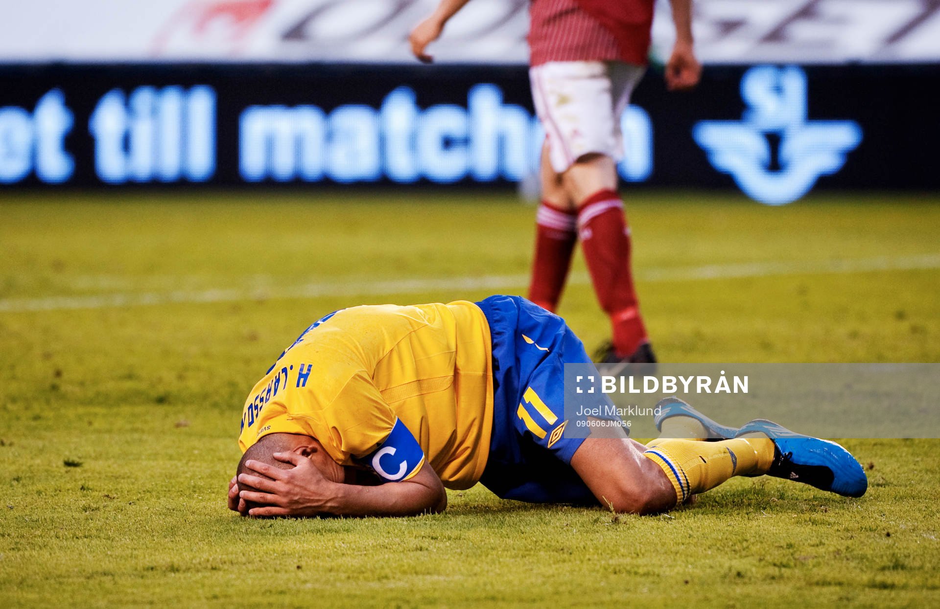 Henrik Larsson, Sverige, ligger kvar på marken