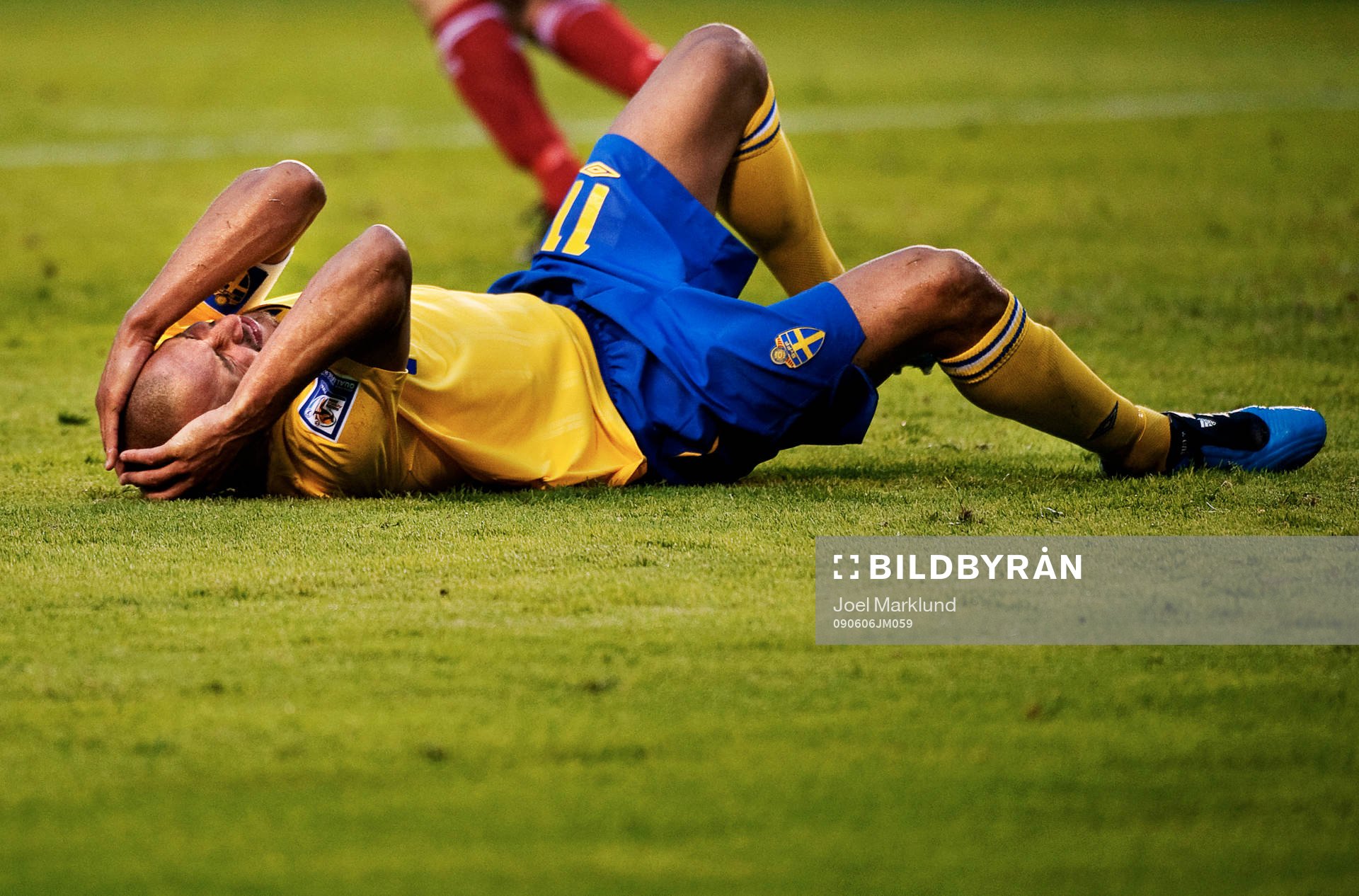 Henrik Larsson, Sverige, ligger kvar på marken