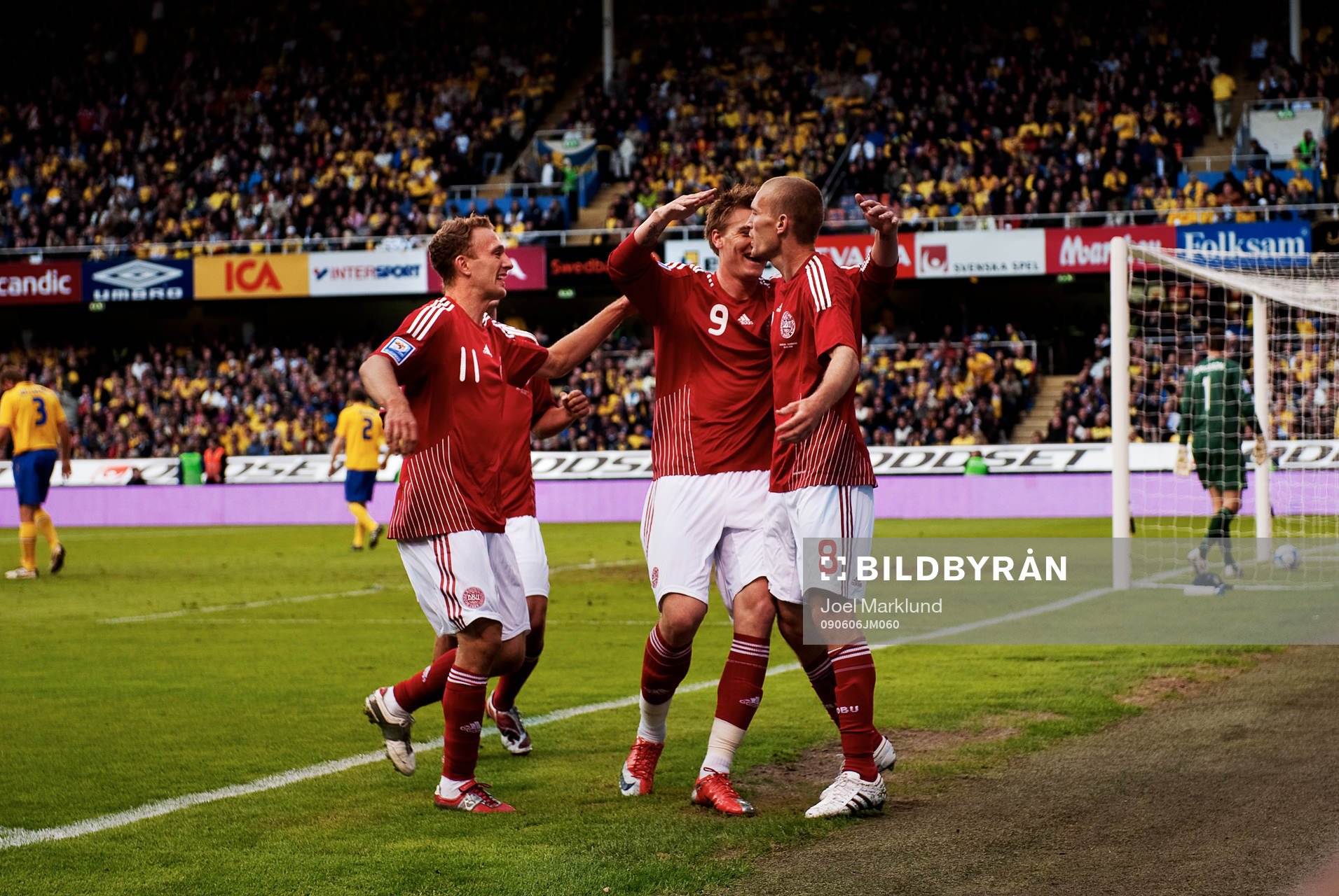 Thomas Kahlenberg, Danmark, gratuleras till sitt 0-1-mål.