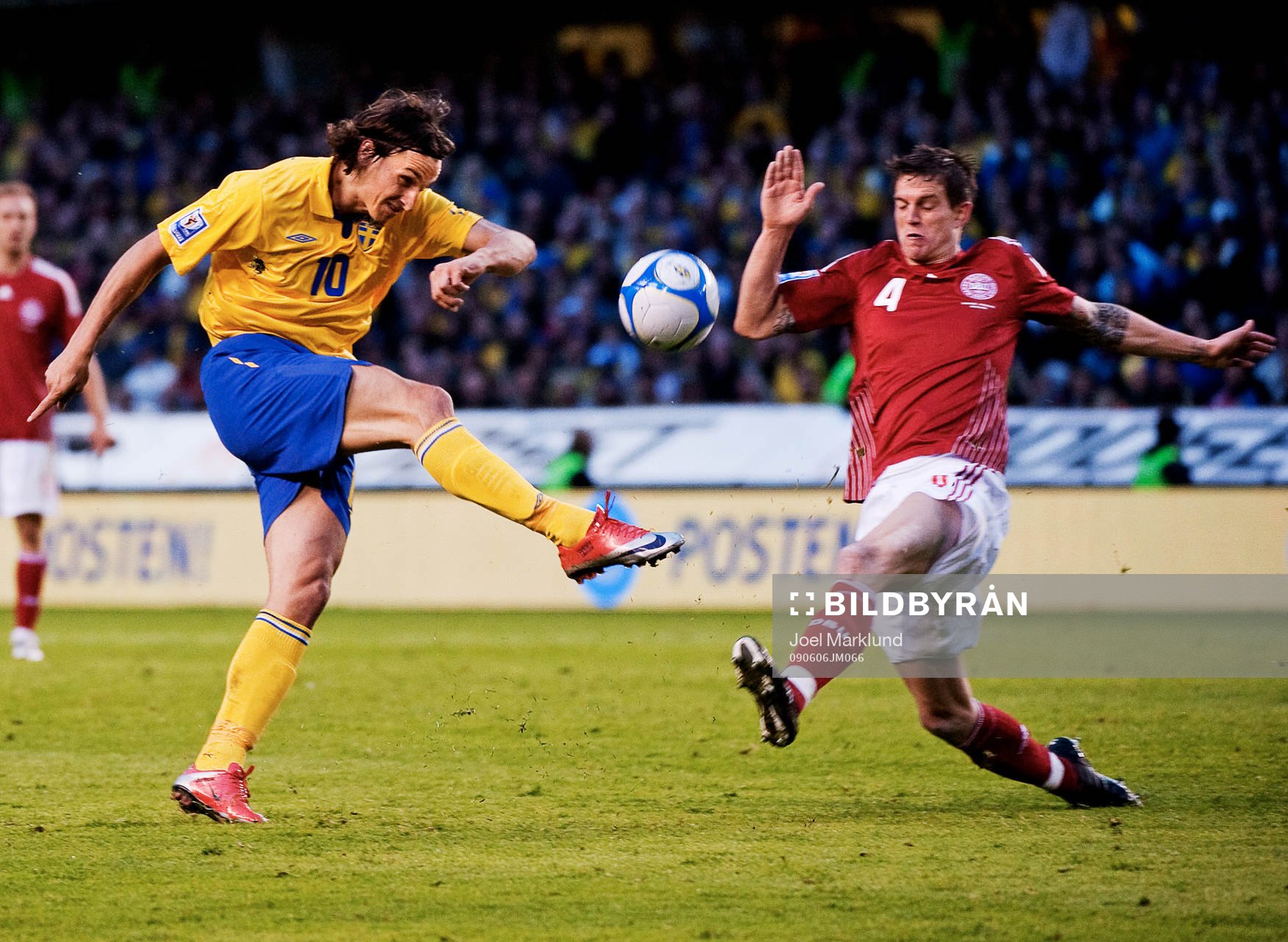 Zlatan Ibrahimovic, Sverige, skjuter förbi Daniel Agger,