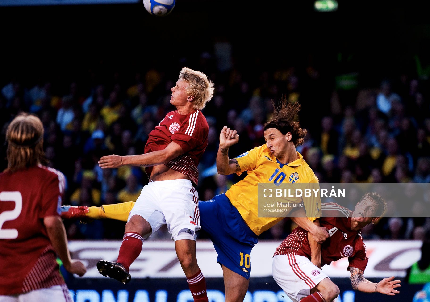  Zlatan Ibrahimovic, Sverige, stoppas av danska försvarare.
