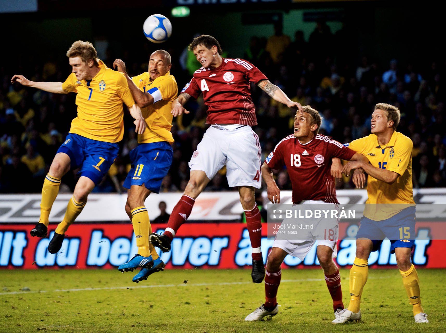  Rasmus Elm och Henrik Larsson, Sverige, försöker båda nicka bollen mot mål.